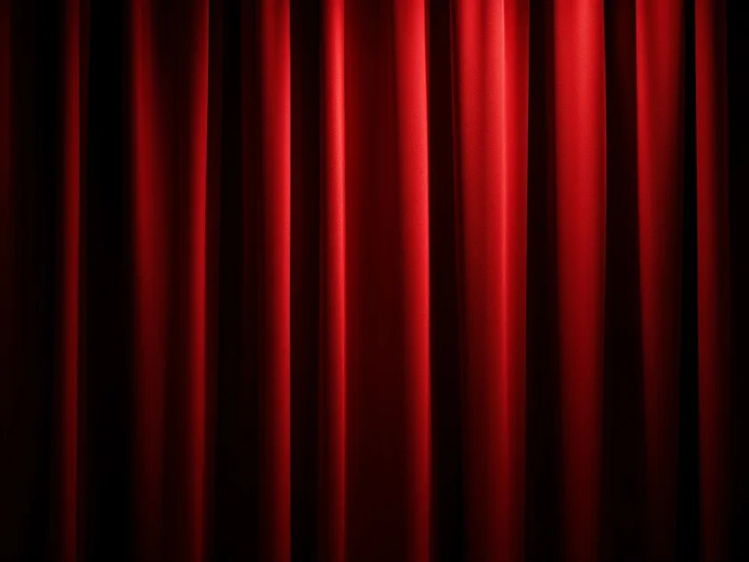 Detaliu cu perdele groase, burgundy, iluminare ambientală, în interiorul unui teatru profesional.